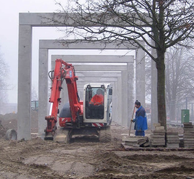 Der Bagger hat locker Platz unterm Bet...ber den Schulhof zur  Malteserhalle.   | Foto: Heike Lemm