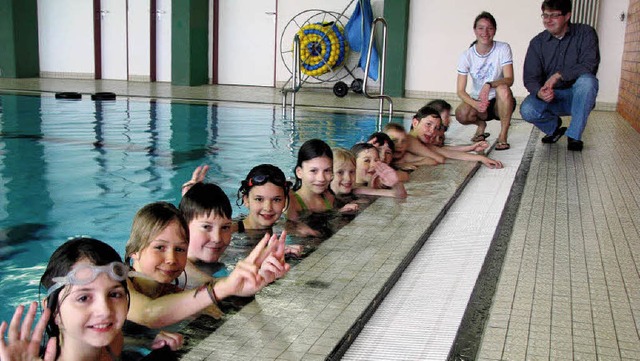 Schwimmen macht Spa,  signalisieren d... Rainer Maier von der DLRG St. Peter    | Foto: Monika Rombach