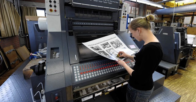 Anne Bross ist angehende Druckerin im ...neuen Zwei-Farben-Druckmaschine ben.   | Foto: ingo schneider