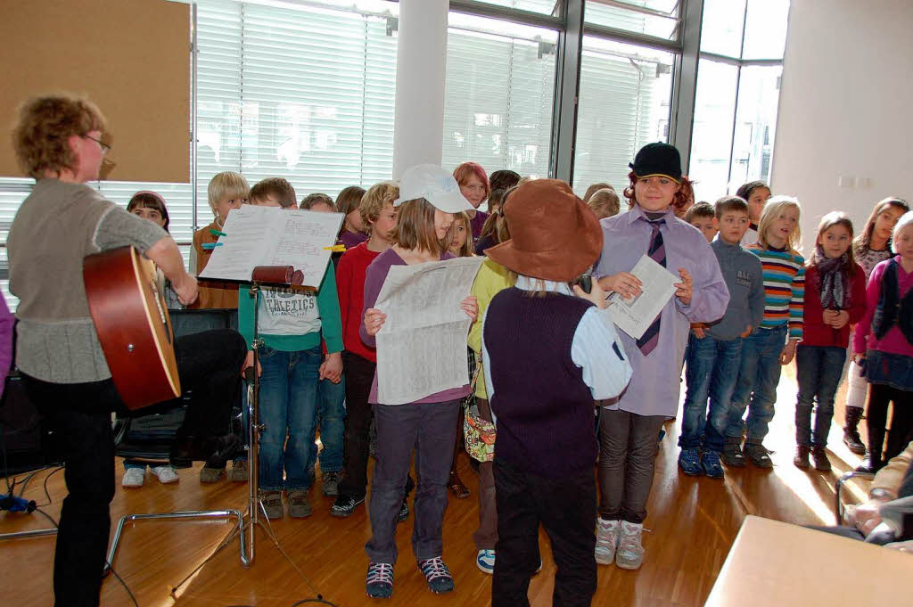 Der Chor der Fritz-Boehle-Grundschule mit Petra Frhlich besang Begegnungen an der Haltestelle