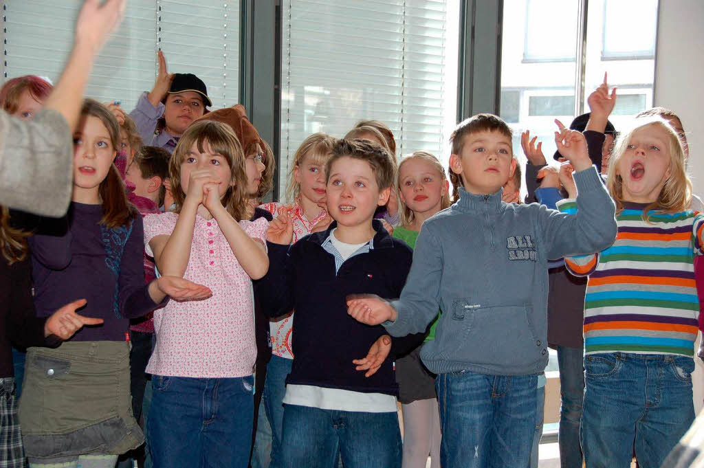 Der Chor der Fritz-Boehle-Grundschule besang Begegnungen auch als Treffen auf der Lebensbahn