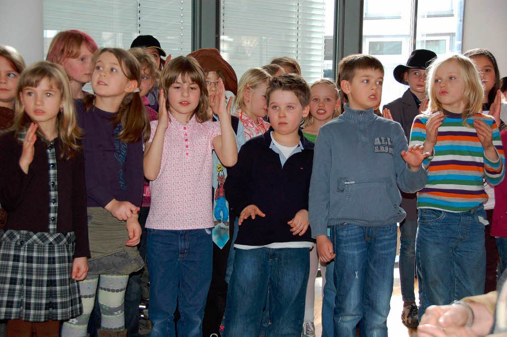 Der Chor der Fritz-Boehle-Grundschule besang Begegnungen an der Haltestelle