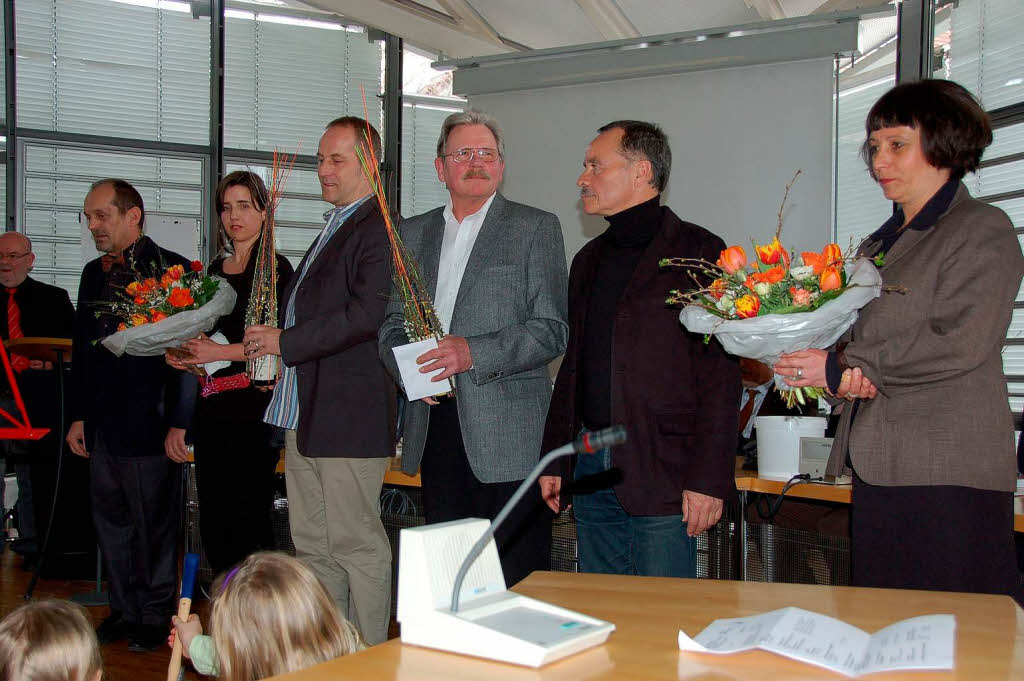 Blumen fr das Schulkunstteam: Barbara Pohl, Bernd Heber, Heiner Ldecke, Rainer Monet, Karin Oehler und Hartmut Spohn (von rechts)