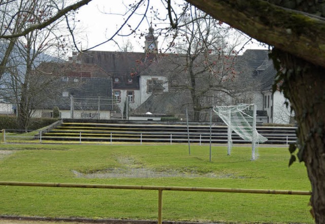 Das Jahnstadion soll Standort einer ge...hillerschule (im Hintergrund) werden.   | Foto: Ralf Staub