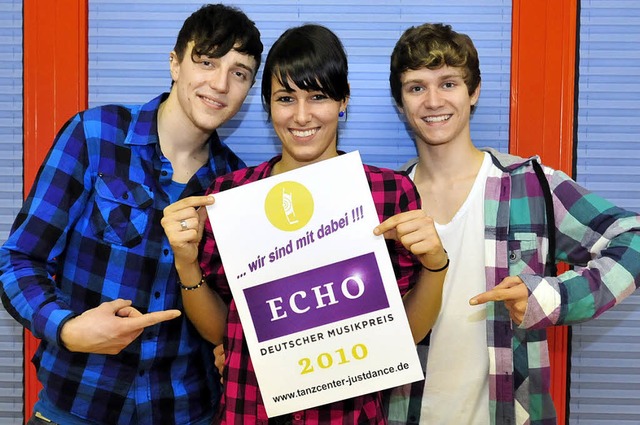 Patrick Hentschel(von links), Sabrina ...z tanzen bei der Echo-Verleihung mit.   | Foto: Privat