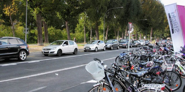 Besucher fahren gern mit dem Auto zu Einkaufszentren, wie hier zum Stcki.    | Foto: Bianca Fritz