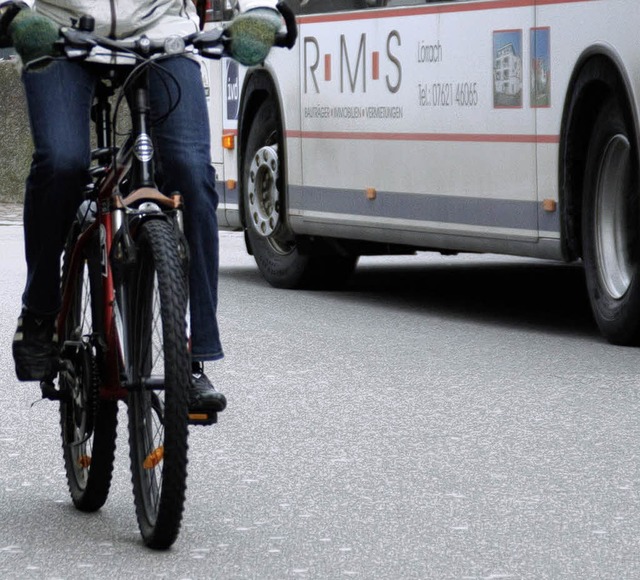 Radfahrer und Busse sollen auf der obe...streddfreier aneinander vorbeikommen.   | Foto: Igor Schindler