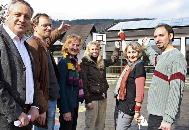 Anstoen auf das Brgerprojekt auf der...ann Wei. Vorne: Caterina und Silas.    | Foto: Frank Linke