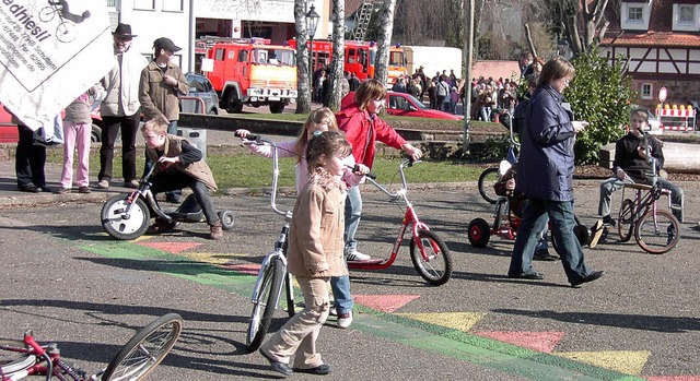 Bewegung auf vier oder zwei Rdern: Am...em Fahrradparcours am Sonntag  dabei.   | Foto: Karin Kaiser