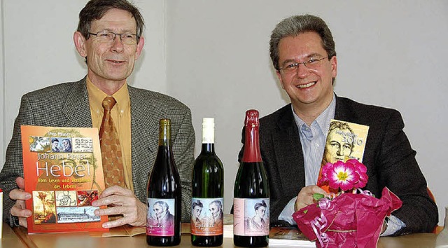 Dekan Hans-Joachim Zobel, Museumschef Jan Merk und &#8222;Hebel&#8220;.   | Foto: ad