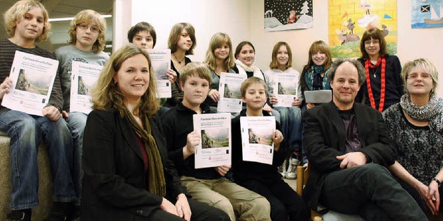 In der ffentlichen Bibliothek in Brei...e Gaby Buchmller (links) berreichte.  | Foto: Christine Aniol