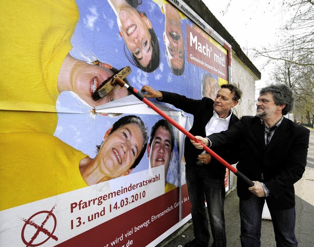 Claudius Stoffel und Meinrad Drumm kleben das erste groformatige Wahl-Plakat.  | Foto: ingo schneider