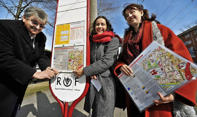 Hannelore Stockert vom Vermessungsamt,...r Wolfgang Plger an der Haltestelle.   | Foto: M. Bamberger