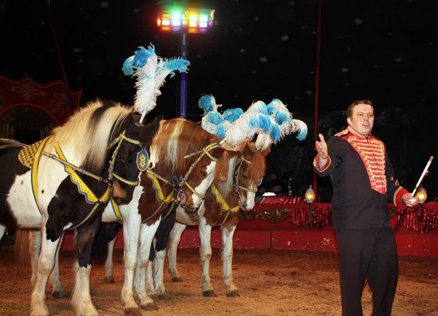 Manege  frei fr Manuel Francordis Schecken  beim Zirkus Montana  | Foto: JJa