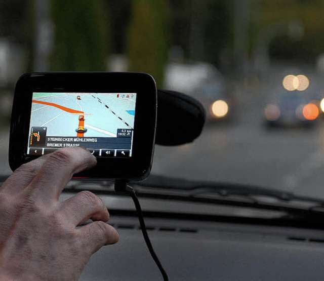 Fr viele Autofahrer inzwischen eine u...tbare Hilfe: mobile Navigationssysteme  | Foto: jens schierenbeck/dpa