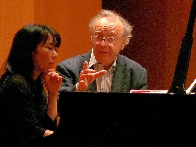 Nachdenken ber Musik: Alfred Brendel mit der jungen Pianistin Haruko Shirai   | Foto: maurice korbel