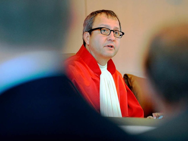 Andreas Vokuhle in der Roten Robe der Verfassungsrichter.  | Foto: dpa