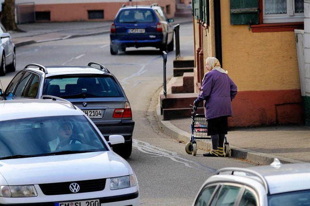 Viele Autos und wenig Platz fr Fugnger: Die Hauptstrae in Herbolzheim.  | Foto: Siegfried Gollrad