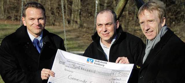 5000 Euro Spende fr Kinderspielplatz:...artin Kopp von der Volksbank Freiburg.  | Foto: Roland Vitt