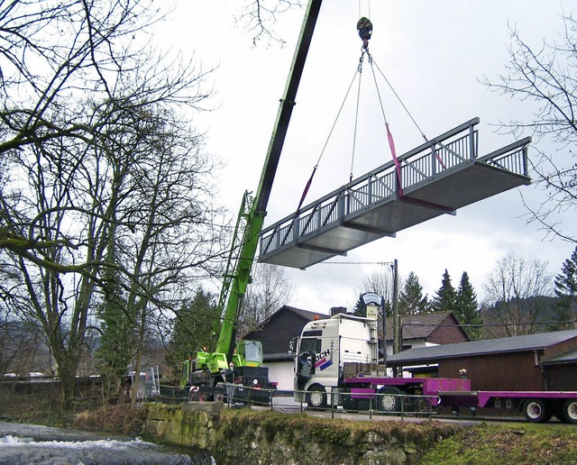 Hier schwebt sie noch in der Luft, inz...ue Brcke am Campingplatz Belchenblick  | Foto: Privat