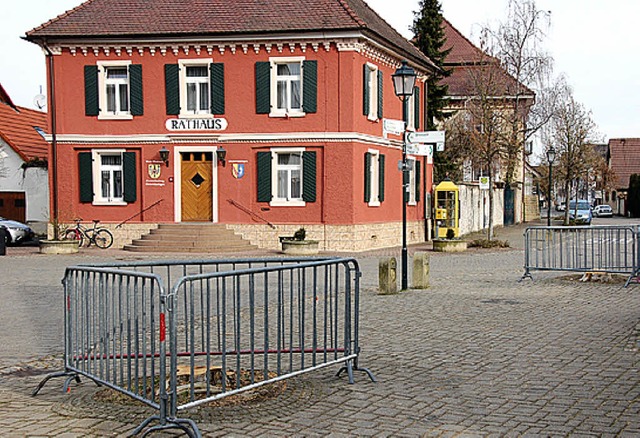 Die Platanen auf dem Niederrimsinger Brunnenplatz wurden gefllt.   | Foto: agnes pohrt