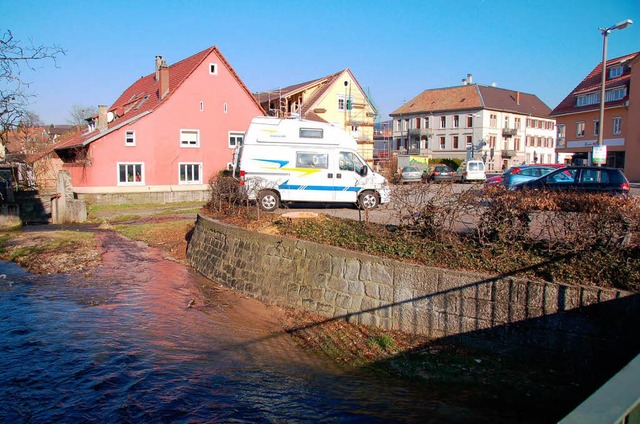 Werden komplett umgestaltet: Bachlufe und der Parkplatz an der Schwemme.   | Foto: Markus Maier