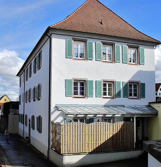 Das alte Gottenheimer Schulhaus (links...Platz auch fr neue Nutzungskonzepte.   | Foto: axel drber/mario schneberg