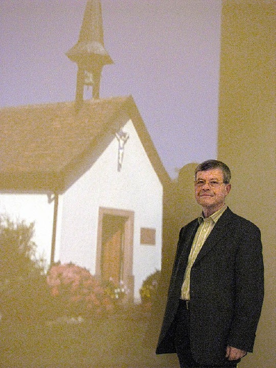 Karl Braun vor dem Abbild einer Fridolinskapelle im Dreisamtal   | Foto: michael gottstein