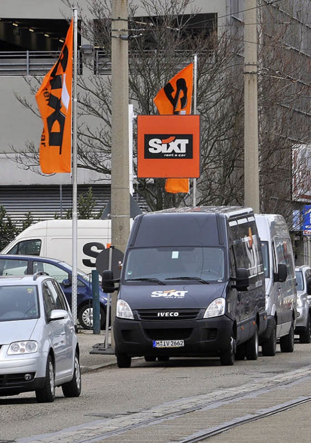 Dass die Sixt-Autovermietung ihre Fahr...parkt, stt im Stadtteil auf Kritik.   | Foto: Bamberger