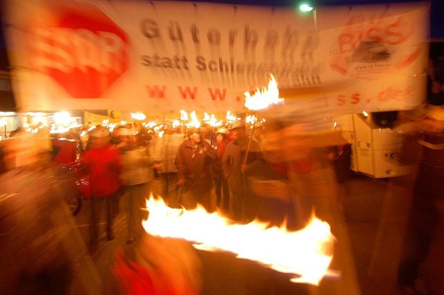 Flammender Protest gegen die Bahnneubaustrecke  | Foto: Hannes Lauber