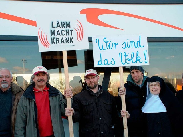 Demonstranten aus Offenburg auf dem Weg nach Haltingen.  | Foto: Gertrude Siefke