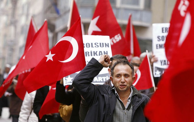 Trkische Nationalisten demonstrieren in Istanbul gegen die USA  | Foto: dpa