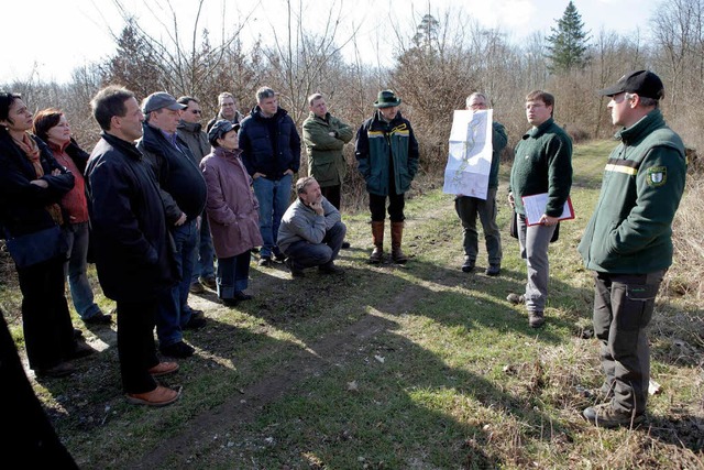 Waldbegehung mit Gunter Hepfer (rechts) und den Gemeinderten.  | Foto: Christoph Breithaupt