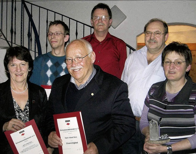 Die Geehrten des Schwarzwaldvereins Ob...nder Bernhard Weber und Viktor Disch.   | Foto: Roland Gutjahr