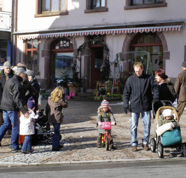 Trotz der Klte waren viele Lffinger ...d sogar einen Hauch Frhling erleben.   | Foto: liane schilling