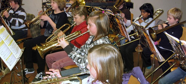 Die Zglinge des Musikvereins flingen...lle, die sie musikalisch begleiteten.   | Foto: Alfons Ebner