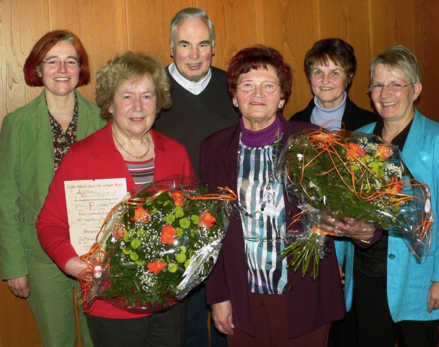 Gerlinde Engesser (vorne links) und Er...r je 30 Jahre Treue zum Chor geehrt.   | Foto: Georg Diehl