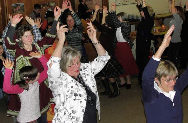 Weltgebetstag: Der gemeinsame Tanz ist...d die Besucher machen begeistert mit.   | Foto: Monika Weber