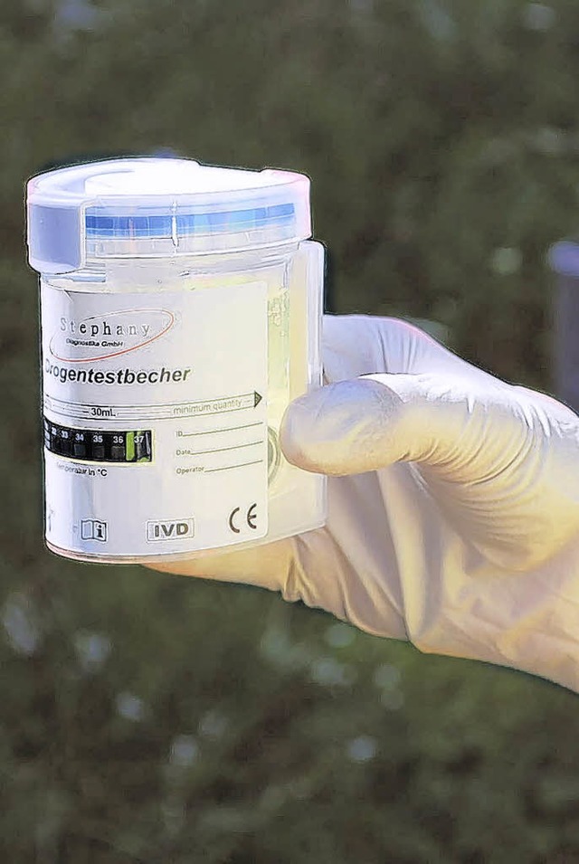 Zum kleinen Geschft bittet die Polize...ontrollen mit diesem Urin-Testbecher.   | Foto: Polizeidirektion