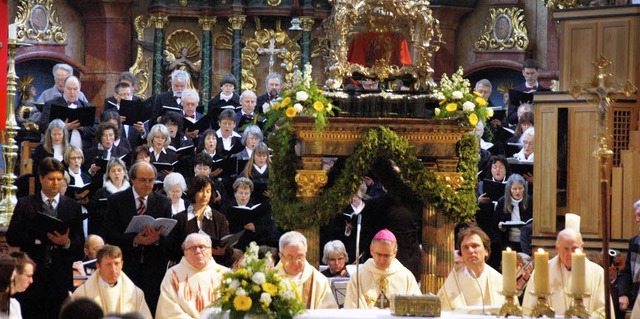 Gemeinsam mit 18 weiteren Priestern ze...Heiligen und Snger des Mnsterchors.   | Foto: michael gottstein