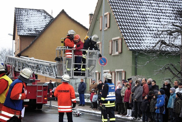 Rettung ber die Drehleiter. Viele Sch... beobachteten die bung der Feuerwehr.  | Foto: Decoux-Kone