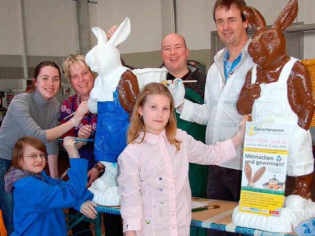 Bernhard Schmolck, Heiko, Tabea und An...ze Kammel  beim Bemalen der Osterhasen  | Foto: Sylvia-Karina Jahn