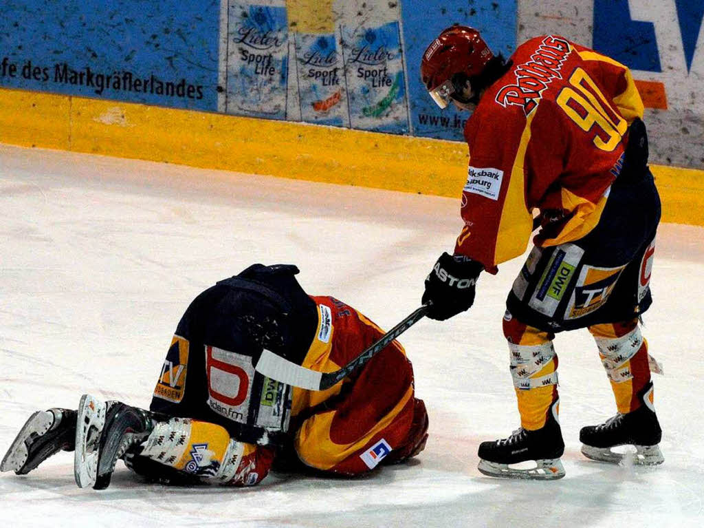 Nach einem unglcklichen Zusammenprall mit Ibo Weissleder (rechts) musste Benjamin Stehle behandelt werden. Das freiburger Eigengewchs kam aber aufs Eis zurck.