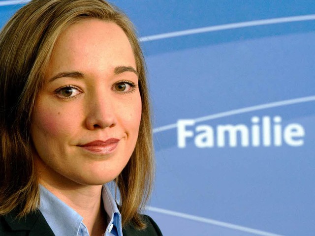 Familienministerin Kristina Schrder l... Schavan (beide CDU) zum Runden Tisch.  | Foto: dpa