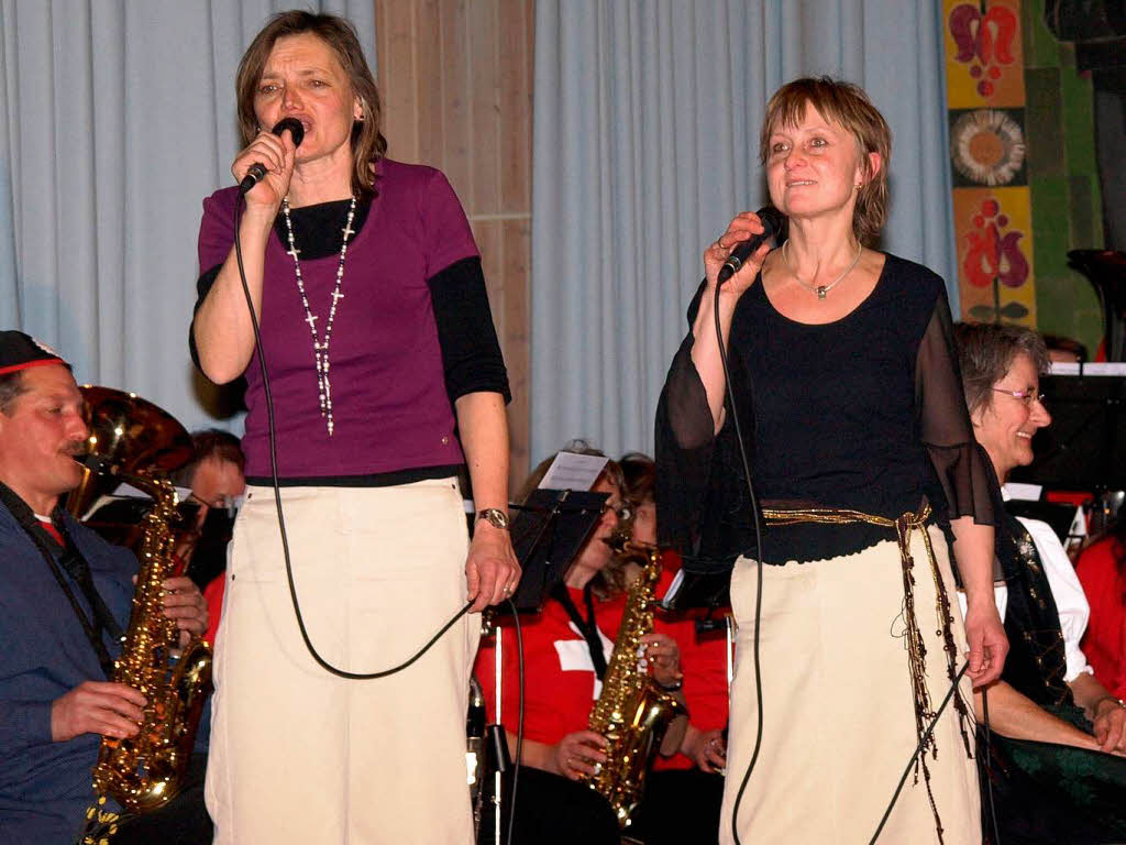 Vreni Zipfler (links) und Ilona Wagner begeisterten die Zuhrer mit dem Song „Ewigi Liabi“