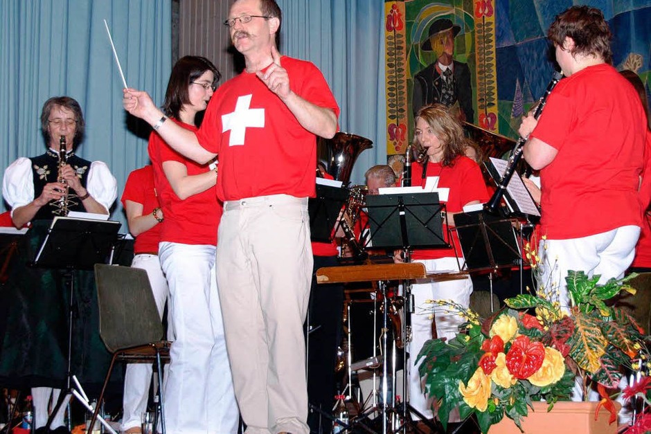 Auch optisch versetzten Thomas Villinger und seine Musiker ihr Publikum in der zweiten Konzerthälfte in die Schweiz (Foto: Karin Stöckl-Steinebrunner) Auch optisch versetzten Thomas Villinger und seine Musiker ihr Publikum in der zweiten Konzerthälfte in die Schweiz (Foto: Karin Stöckl-Steinebrunner)