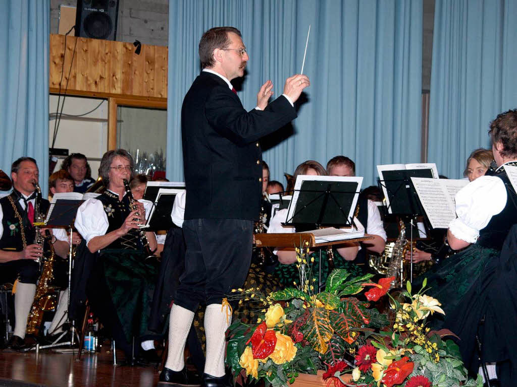 Dirigent Thomas Villinger hatte unter dem Motto „Reise durch die Schweiz“ nicht nur ein abwechslungsreiches Programm ausgesucht und etliche Einflle zu einer gelungenen Prsentation umgesetzt, er wurde auch fr 40 Jahre Mitgliedschaft im Blasmusikverband geehrt