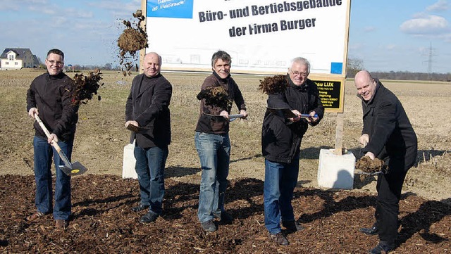 Spatenstich fr die Firma Burger in Rh...urger und Brgermeister Jrgen Louis.   | Foto: Dominik Hgle