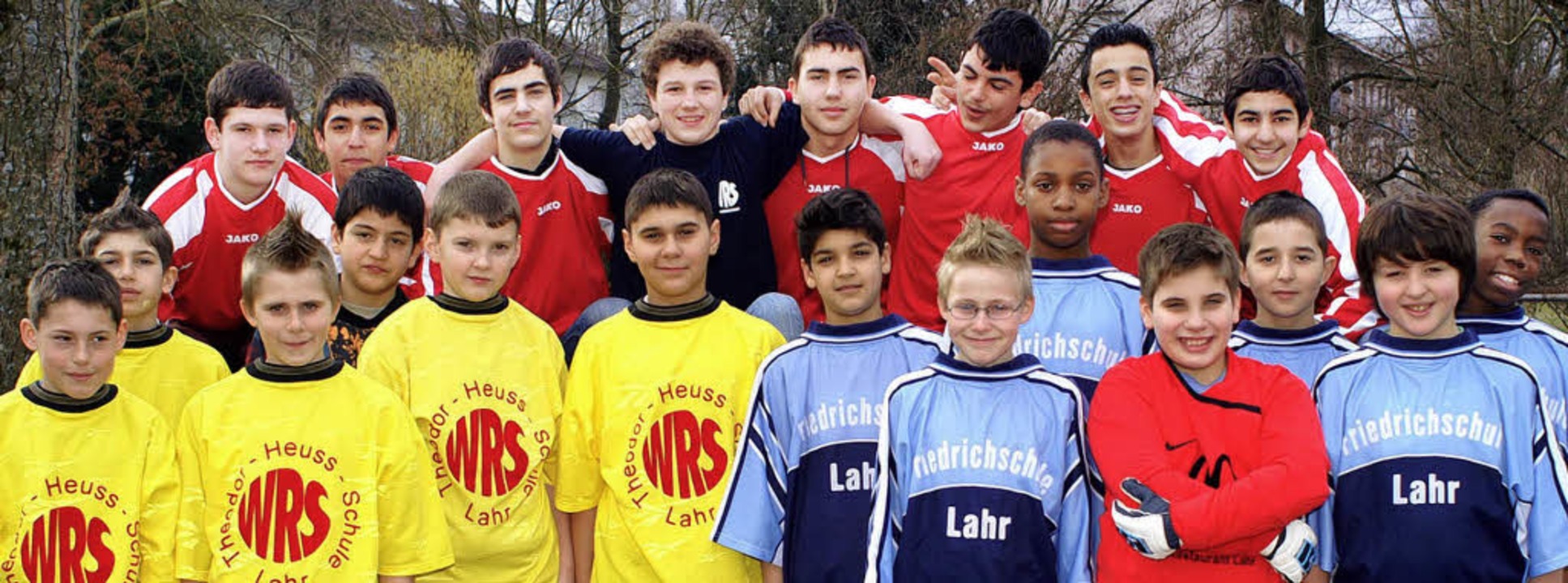 Im Vordergrund links die Fußballer der...asse II von der Theodor-Heuss-Schule.   | Foto: BZ