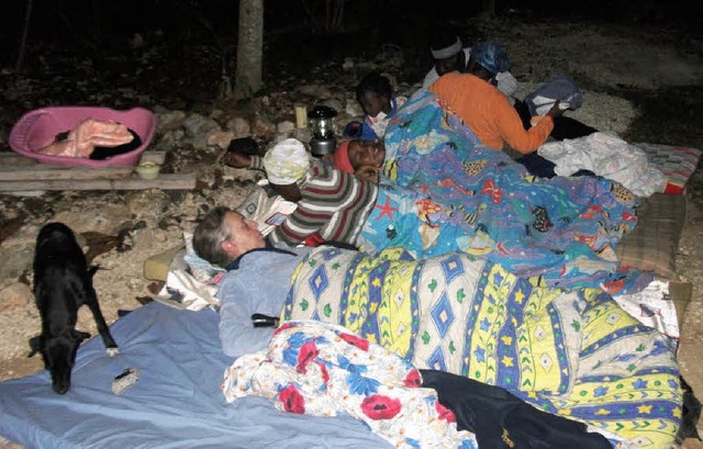 Ihre Nachtlager auf dem Erdboden aufge...och immer wackelt die Erde auf Haiti.   | Foto: Privat